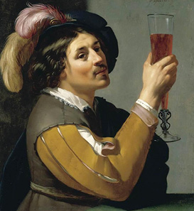 Jeune homme buvant un verre de vin