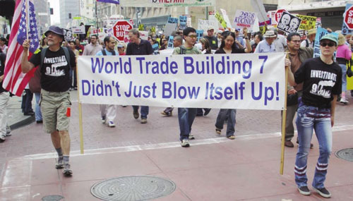 {« La tour WTC 7 ne s’est pas écroulée toute seule »}.<br>Manifestation du{ 9/11 Truth Movement } en 2007