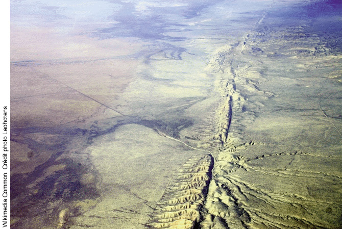 La faille de San Andreas. Les plaques du Pacifique et de l’Amérique coulissent le long de leur frontière et sont responsables de très importants séismes en Californie.
