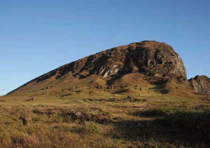 Flanc méridional du Rano Raraku, volcan qui servit de carrière pour la fabrication des statues