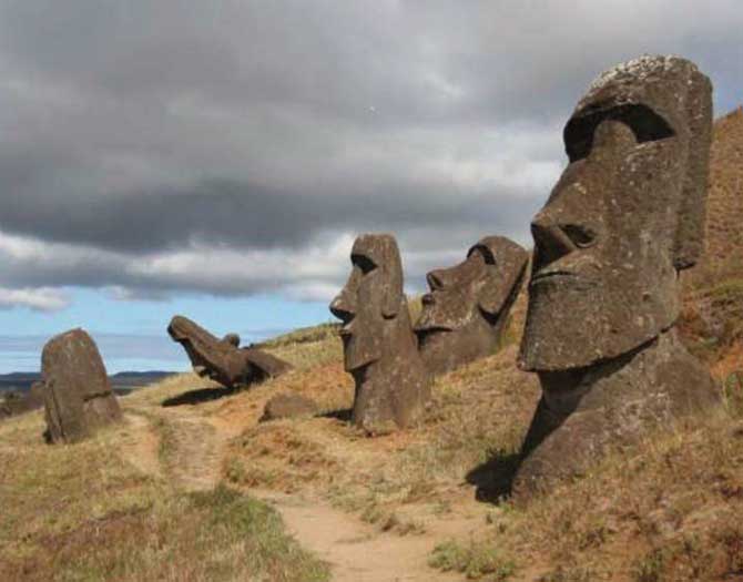 Flanc méridional du Rano Raraku, volcan qui servit de carrière pour la fabrication des statues