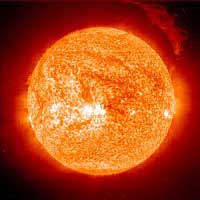 Éruption solaire du 12 mars 2004, vue dans l’extrême ultraviolet par un des instruments de SOHO. Vitesse de propagation : 75 000 km/h. Temp. du plasma : 80 000 °C.