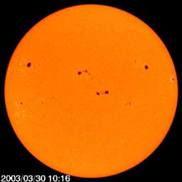 Taches solaires vues par le satellite SOlar Héliosphéric Observatory (SOHO), en lumière visible, le 30 mars 2003.