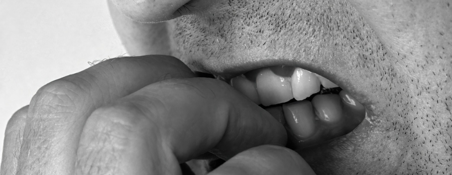 Se ronger les ongles : facteurs et traitements