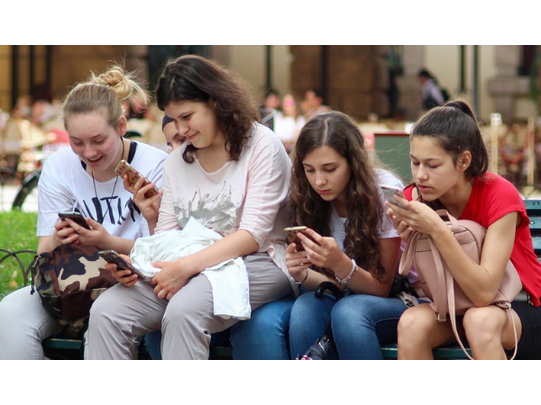 Info ou Mytho ? Expliquer l'esprit critique aux ados