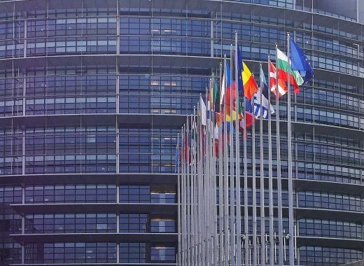 Opération anti-vaccination au Parlement Européen : une députée européenne invite un ex-médecin radié pour fraude