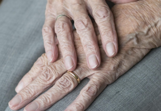 Des bactéries pour améliorer le traitement de la maladie de Parkinson