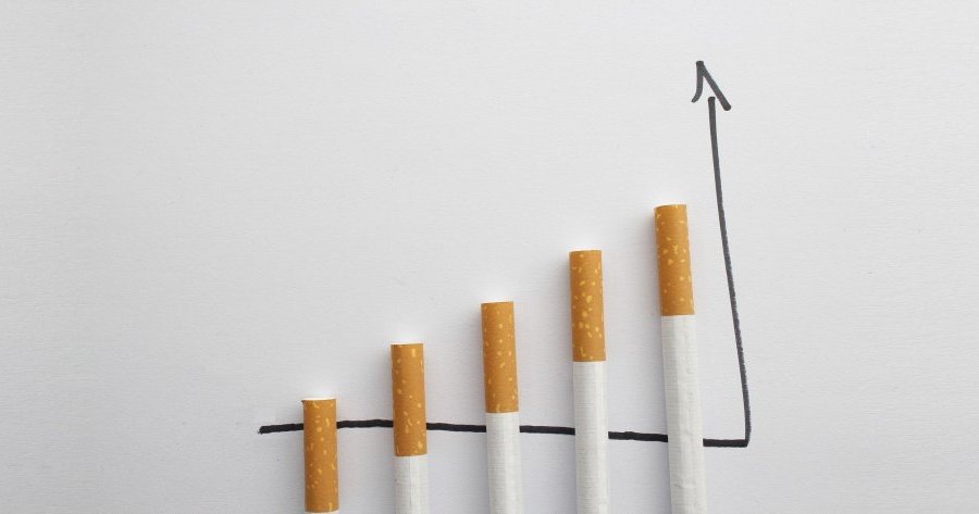 Hausse du prix du tabac : pourquoi les précaires fument plus et ont plus de  mal à