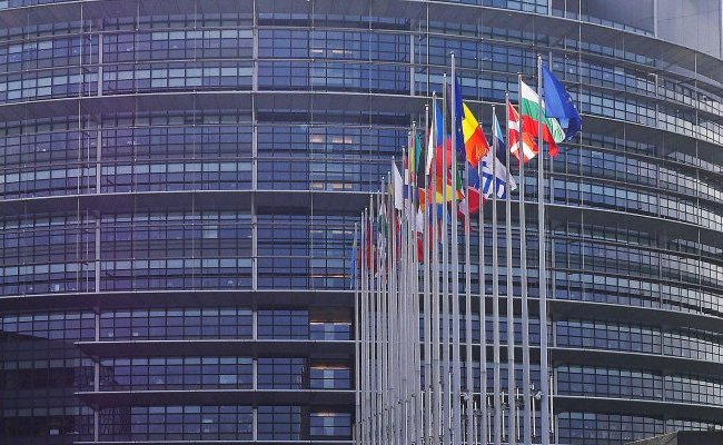 Opération anti-vaccination au Parlement Européen : une députée européenne invite un ex-médecin radié pour fraude