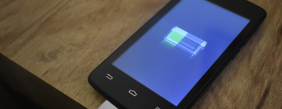 Jusqu'où peut-on vraiment recycler les batteries lithium-ion de nos téléphones et voitures ?