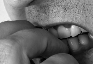 Se ronger les ongles : facteurs et traitements