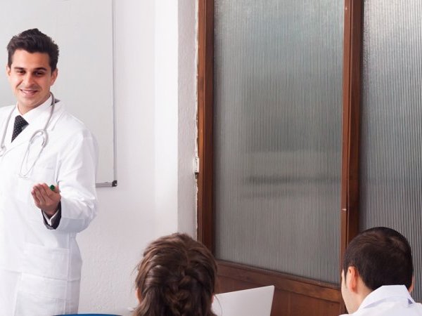 La « porosité » des universités aux pseudo-médecines : un classement du collectif Fakemed