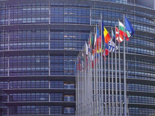 Opération anti-vaccination au Parlement Européen : une députée européenne invite un ex-médecin radié pour fraude